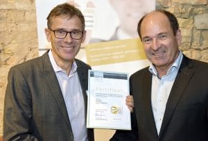 ASPION Geschäftsführer Michael Wöhr nimmt Gütesiegel "Software Made in Germany" von BITMi Vizepräsident Martin Hubschneider (rechts im Bild) entgegen.